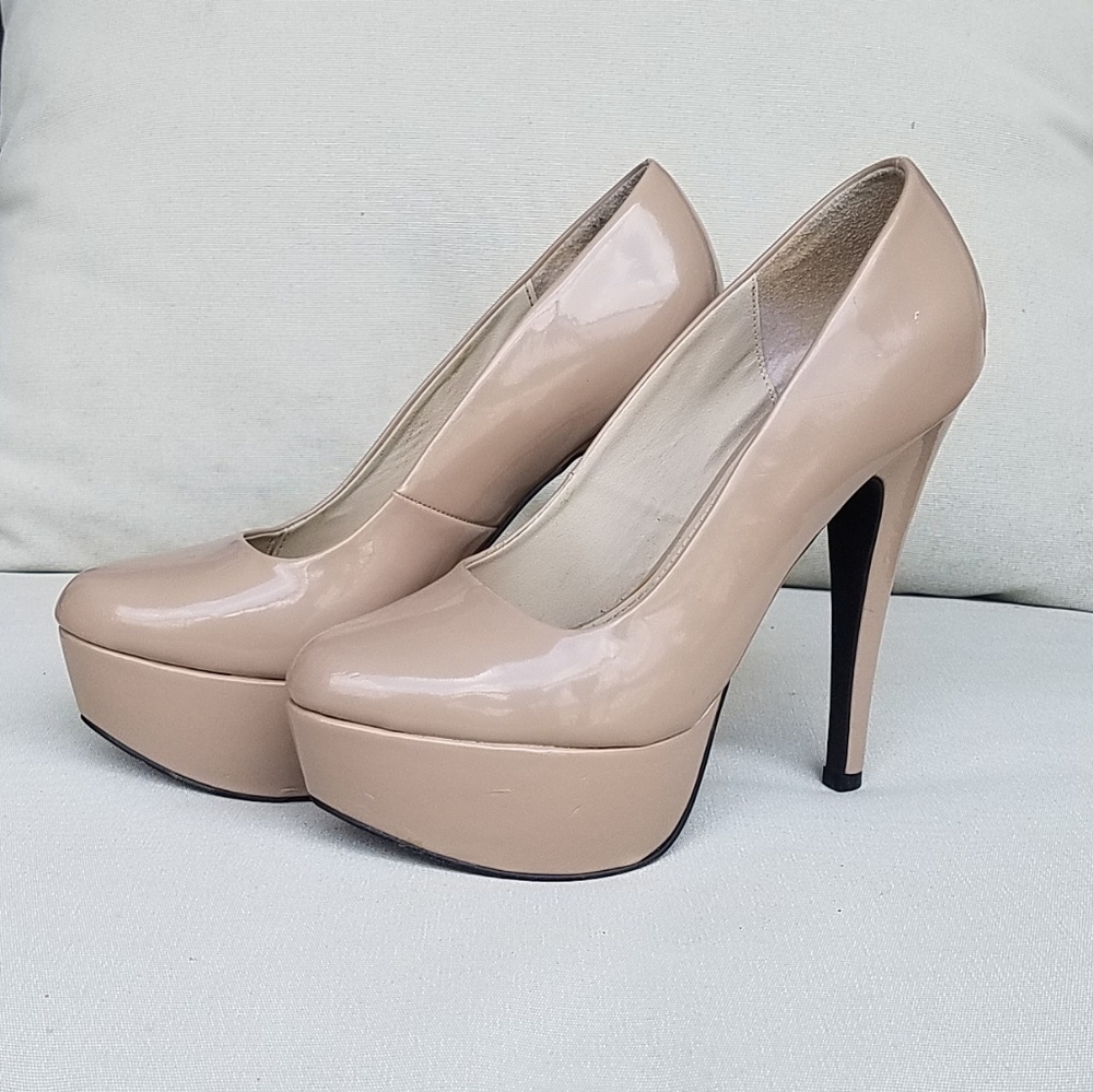 Qupid nude pumps size 8.5